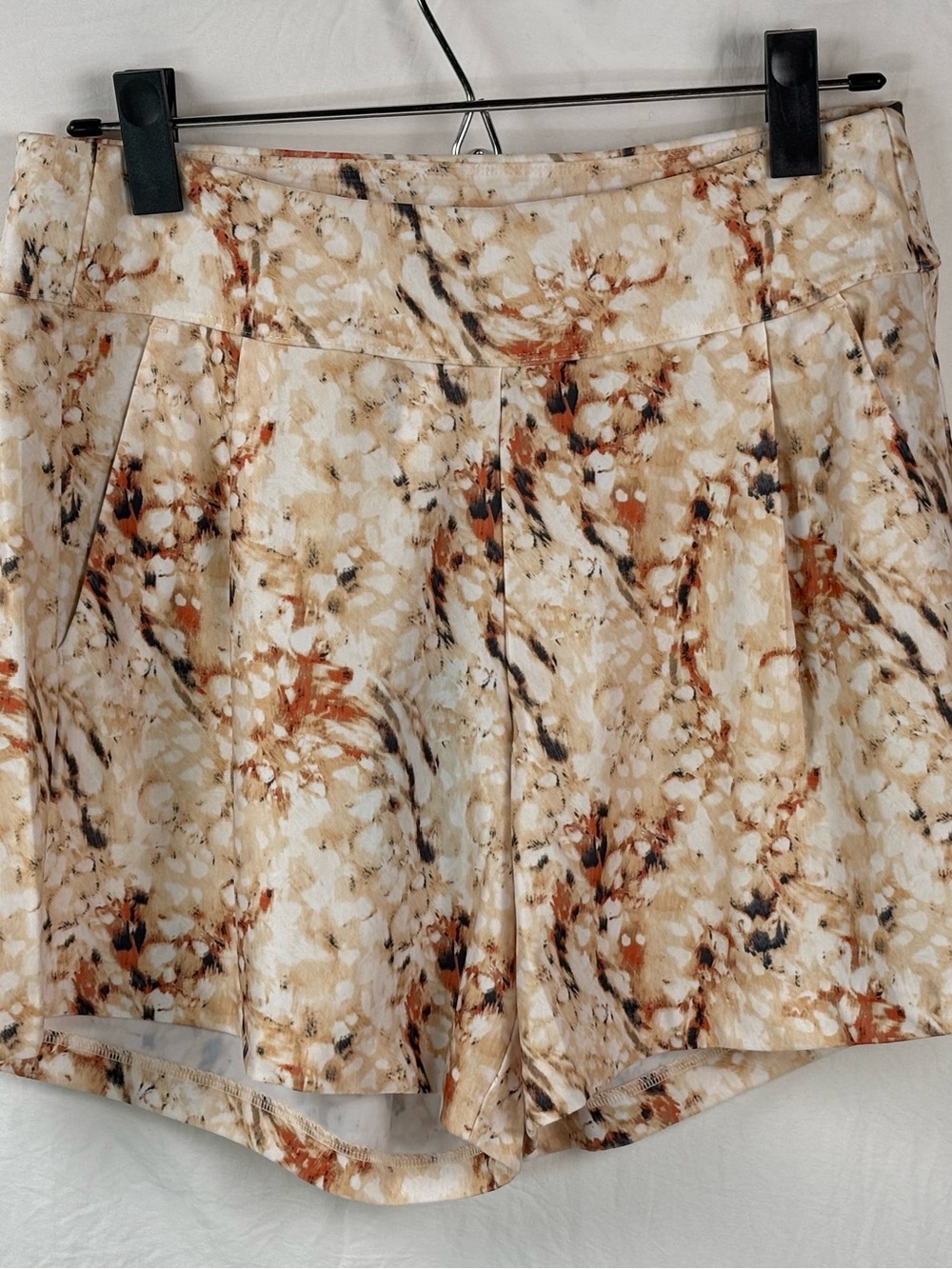 NWT Greg Norman women’s Small Marble-Print High-Rise Shorts in Beige/Cream